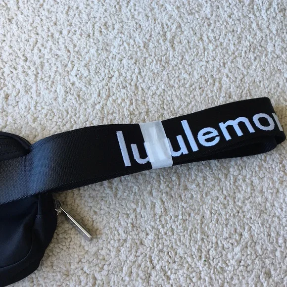 Lululemon everywhere belt bag black & white NWT wordmark waist pack logo - Picture 7 of 10